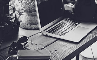 国足失利，媒体标题文案痛彻心扉，国足总结失败 低估对手