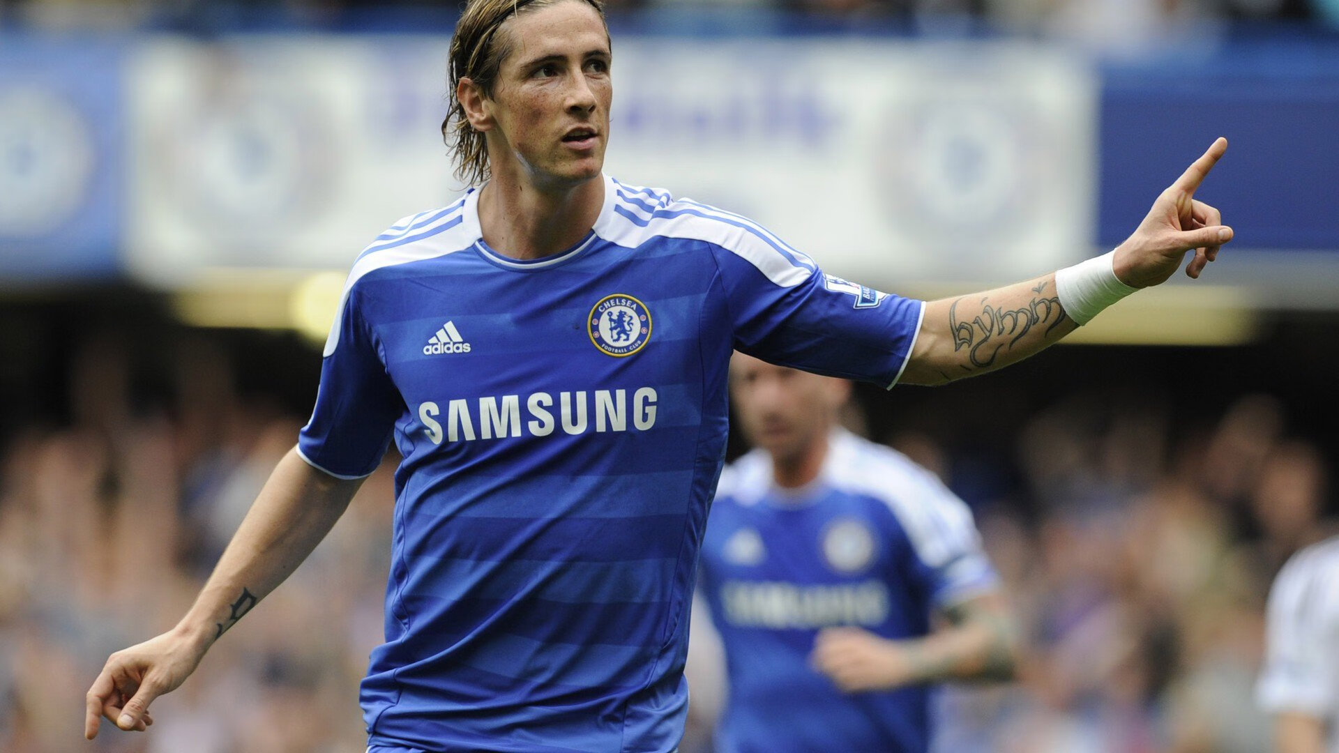 关键时刻的足球比赛中球队力挽狂澜，这场足球赛的胜败取决于队员们的齐心协力