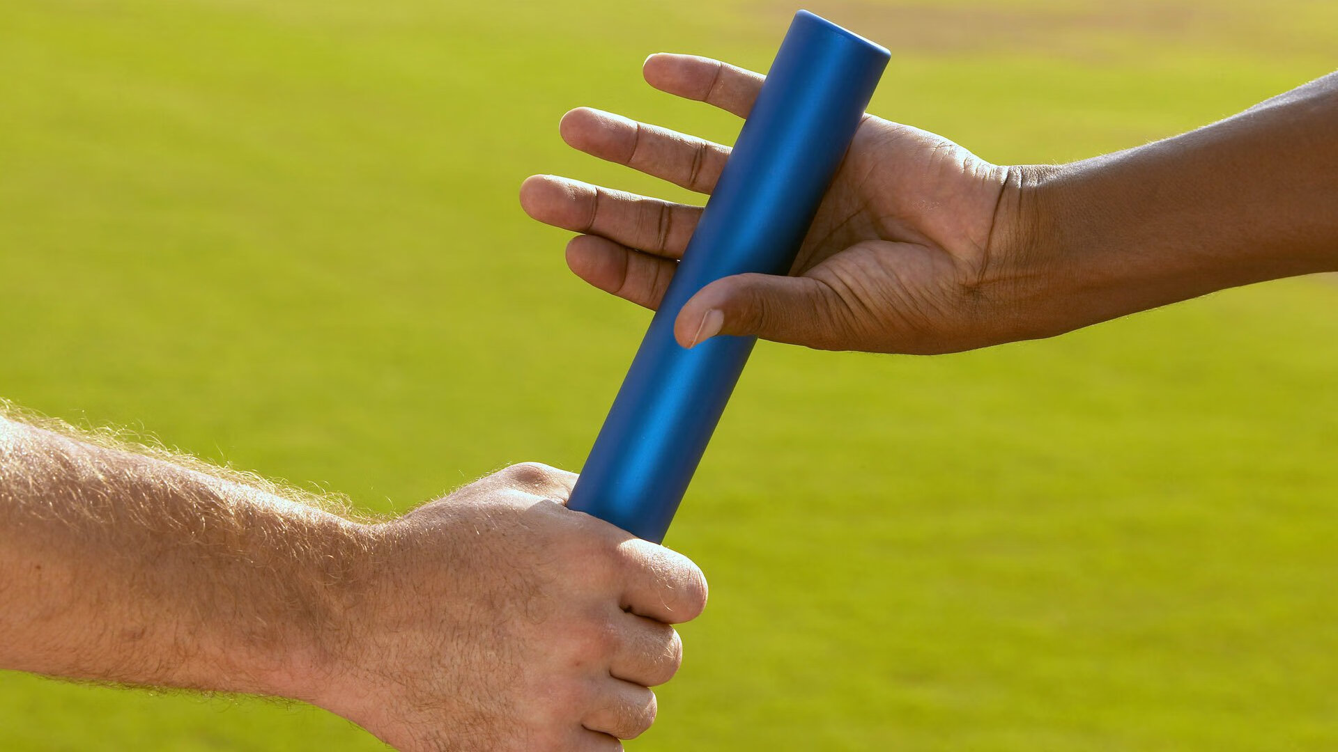 关键时刻的足球比赛中球队力挽狂澜，这场足球赛的胜败取决于队员们的齐心协力