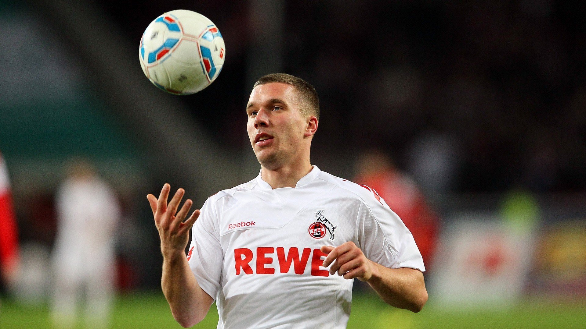 法国橄榄球队在主场表现出色，获得季军，法国top14橄榄球联赛