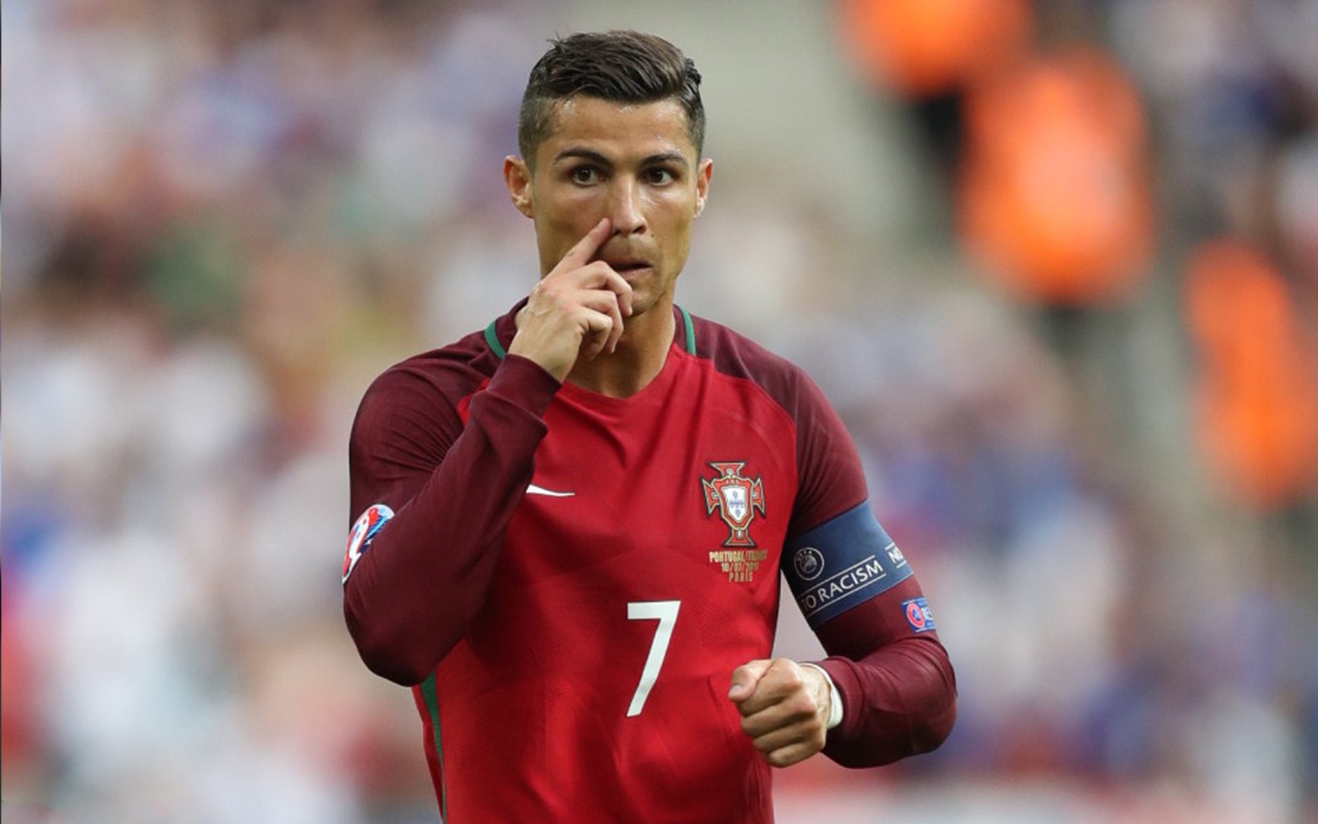 球场“铁壁防线”揭秘：最难攻破的欧洲后防